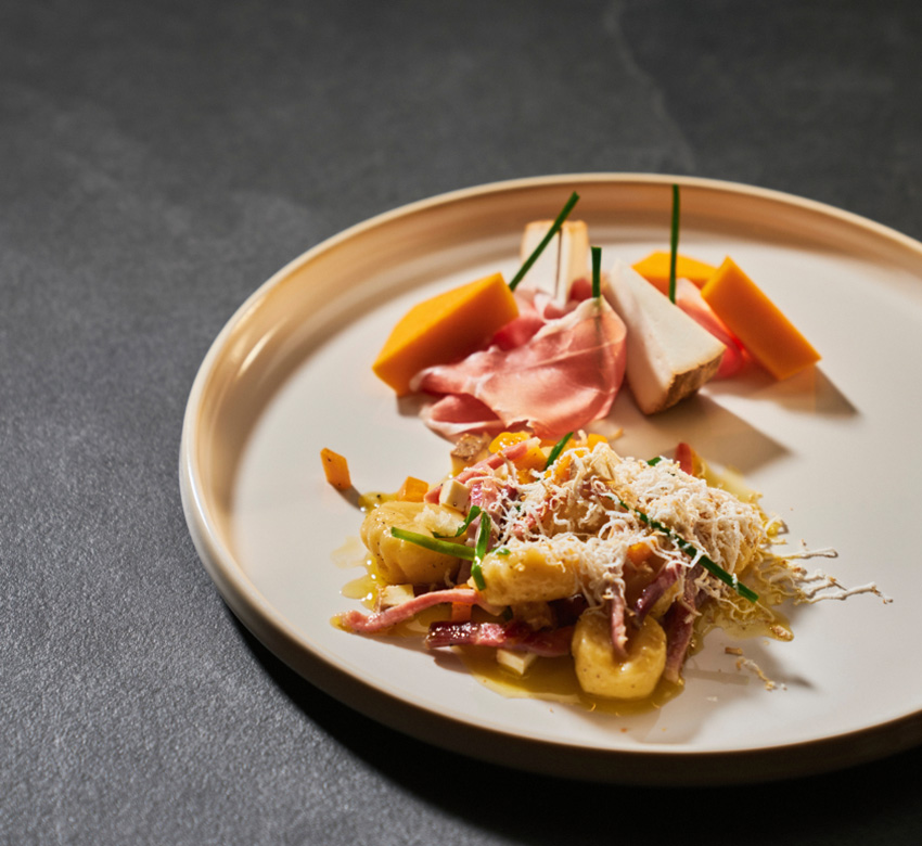 /ricette/gnocchi-di-zucca-al-cucchiaio-speck-di-sauris-e-ricotta-affumicata